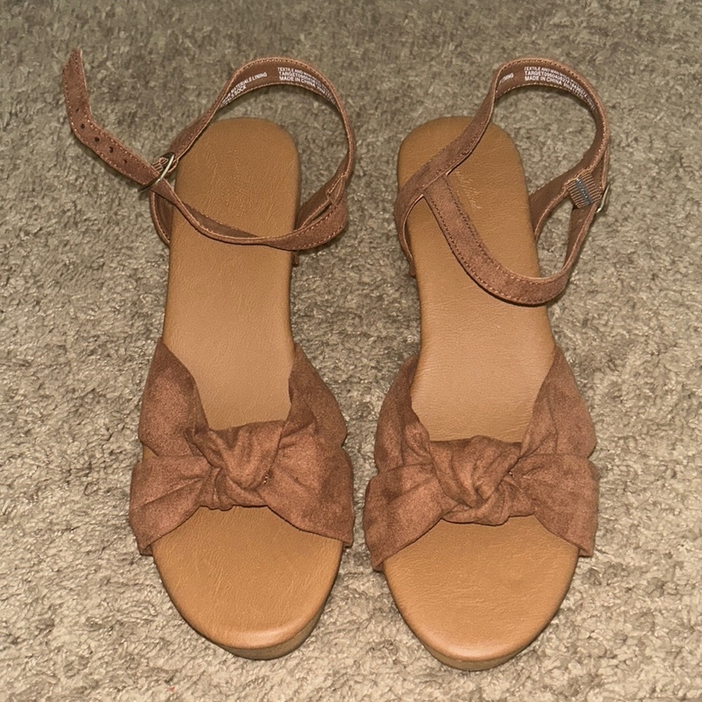 Universal Thread Sandals- Never Worn! - image 1